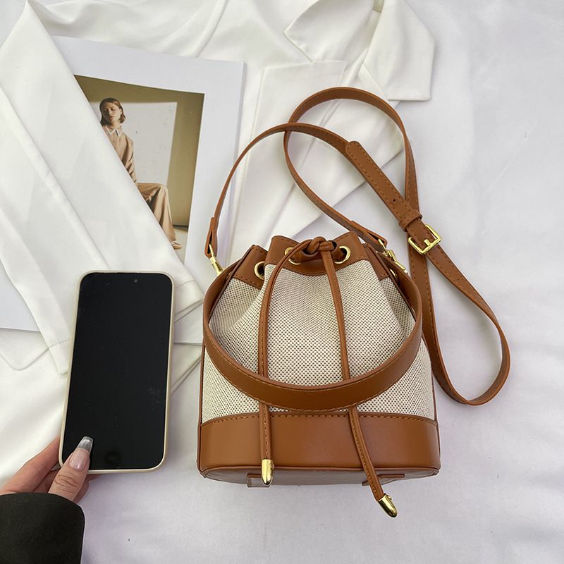 Borsa a tracolla versatile con coulisse in rattan, secchiello in paglia intrecciata da donna, estate 2024, nuovo design di nicchia_voghion.com