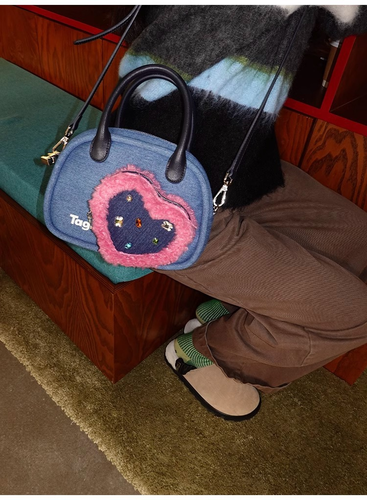Tagi immagina l'amore, un volto sorridente, una borsa doppia da bowling, una borsa in pelle scamosciata, una borsa a tracolla_voghion.com