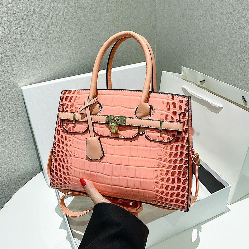 Pelle lucida con motivo coccodrillo per donna 2023 Nuova celebrità di lusso leggera per pendolari ad alta capacità Moda versatile_voghion.com