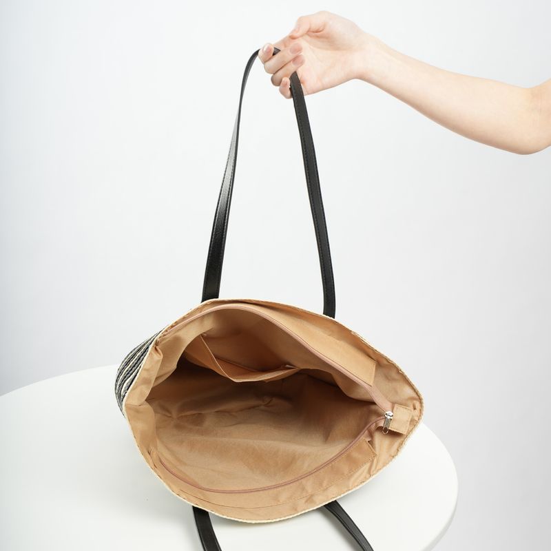 Große Tragetasche aus Stroh mit Streifen für den Strandurlaub_voghion.com