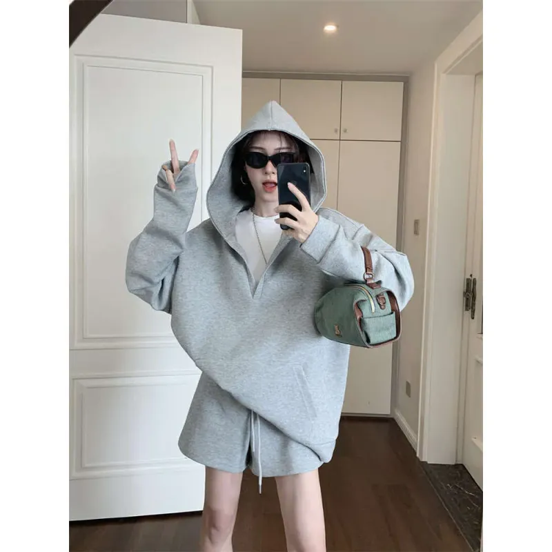 Ensemble deux pièces décontracté pour femme Dongdaemun : sweat-shirt à capuche ample et amincissant, short à jambes larges et cordon de serrage, idéal pour le début de l'automne._voghion.com