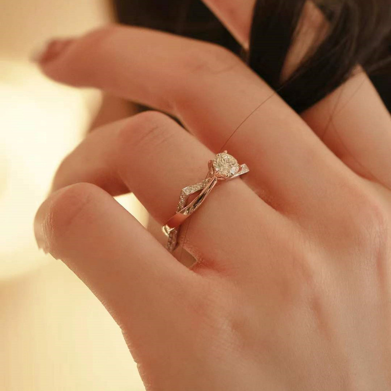 Diamante simulato rosa a doppio strato quadrato con braccio intrecciato per donna, proposta in oro con anello a quattro artigli in carati_voghion.com