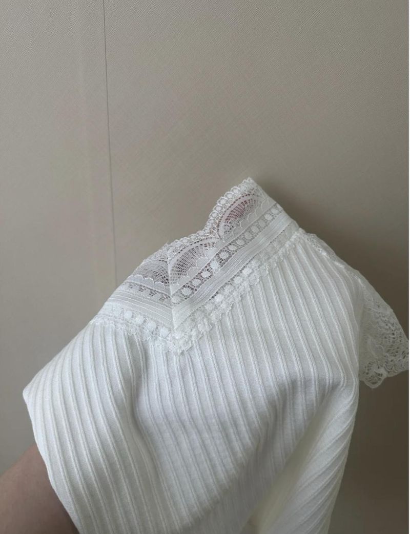 Conjunto de saia em camadas de malha com estampa floral boho, acabamento em renda e blusa de malha com miçangas, roupa cottagecore de verão_voghion.com