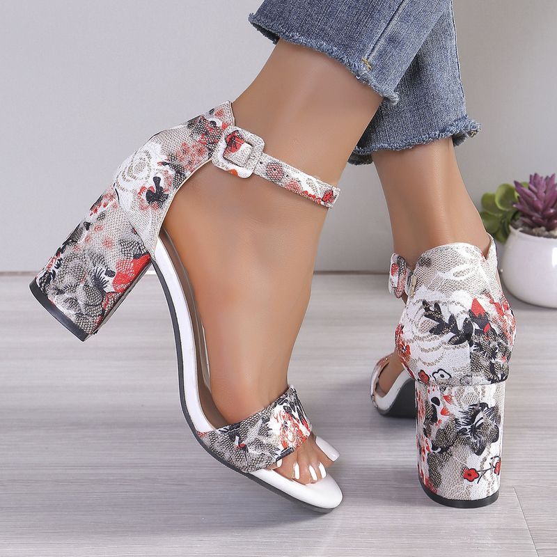 Grenzüberschreitende große römische Sandalen im europäischen und amerikanischen Stil für Damen im Sommer 2024. Neue Sandalen mit dicker Sohle und Keilabsatz und bedruckter Schnalle_voghion.com