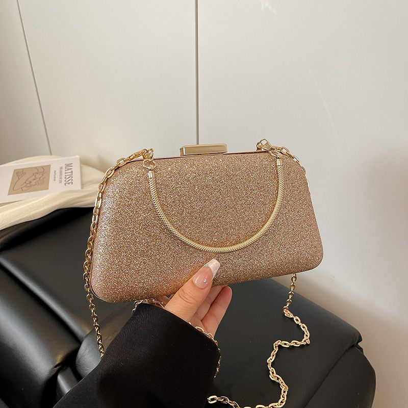 Borsa piccola con tracolla singola, quadrata, lucida e glitterata, da sera, stile 2025_voghion.com