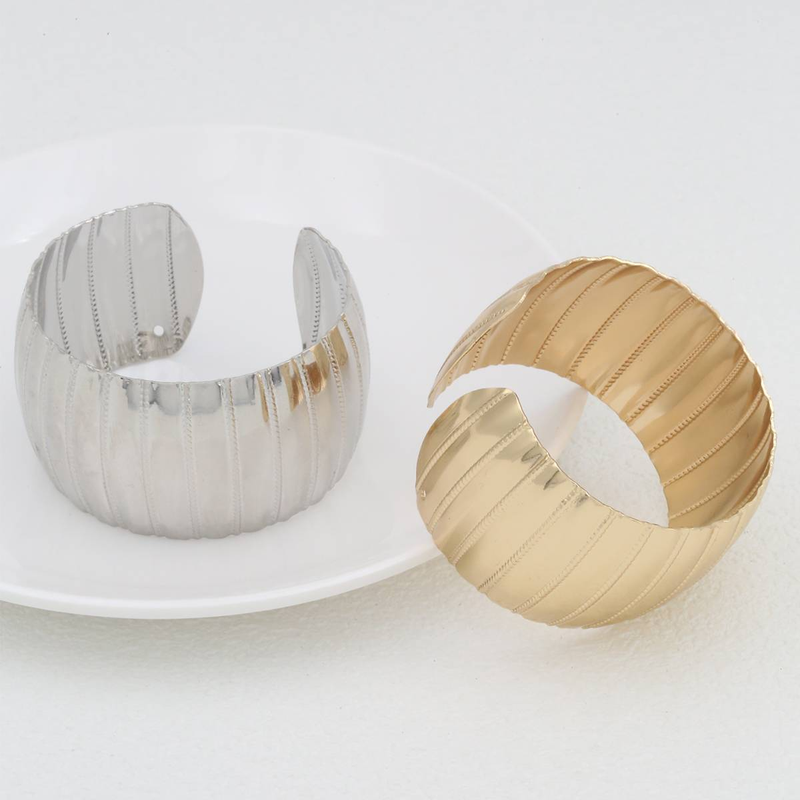 Naisten rannekoru leveällä C-kirjaimen muotoisella tekstuurilla. Tyylikäs metallinen pyöreä sormus. Monipuolinen arkijuhliin._voghion.com