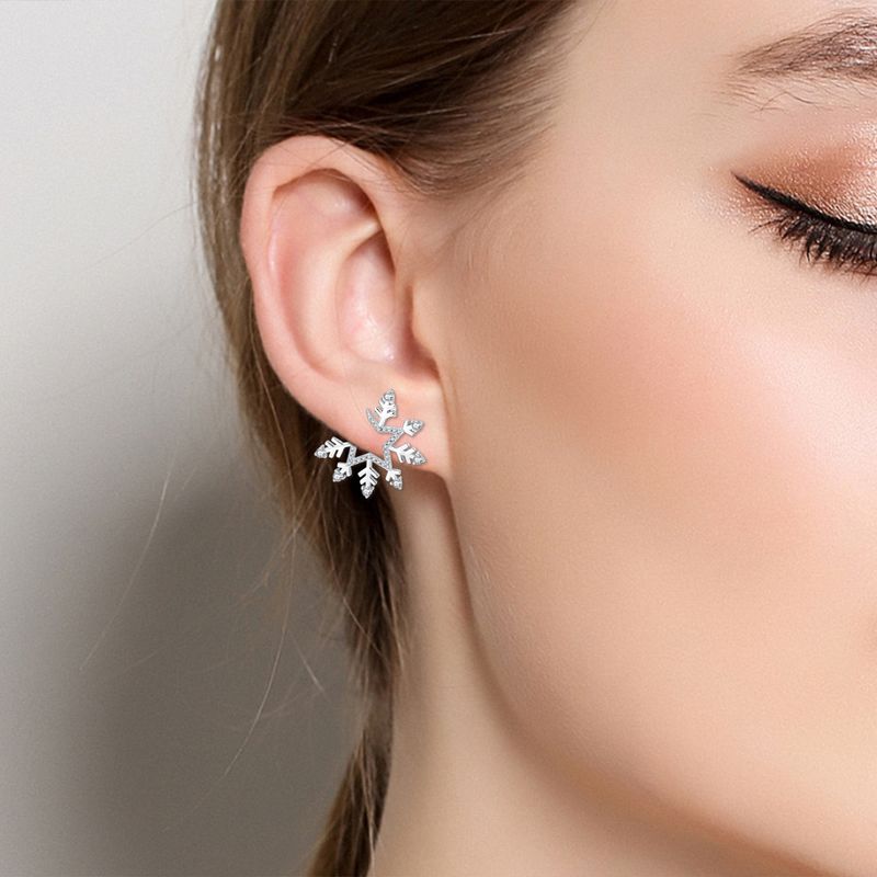 Boucles d'oreilles flocon de neige bleu pour femme en argent rhodié, design géométrique élégant pour l'hiver et les fêtes. Cadeau de luxe léger._voghion.com