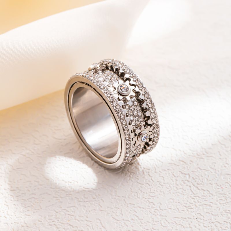 Anillo de diamantes giratorio con engranajes, moderno y versátil, con colores que combinan con todo._voghion.com