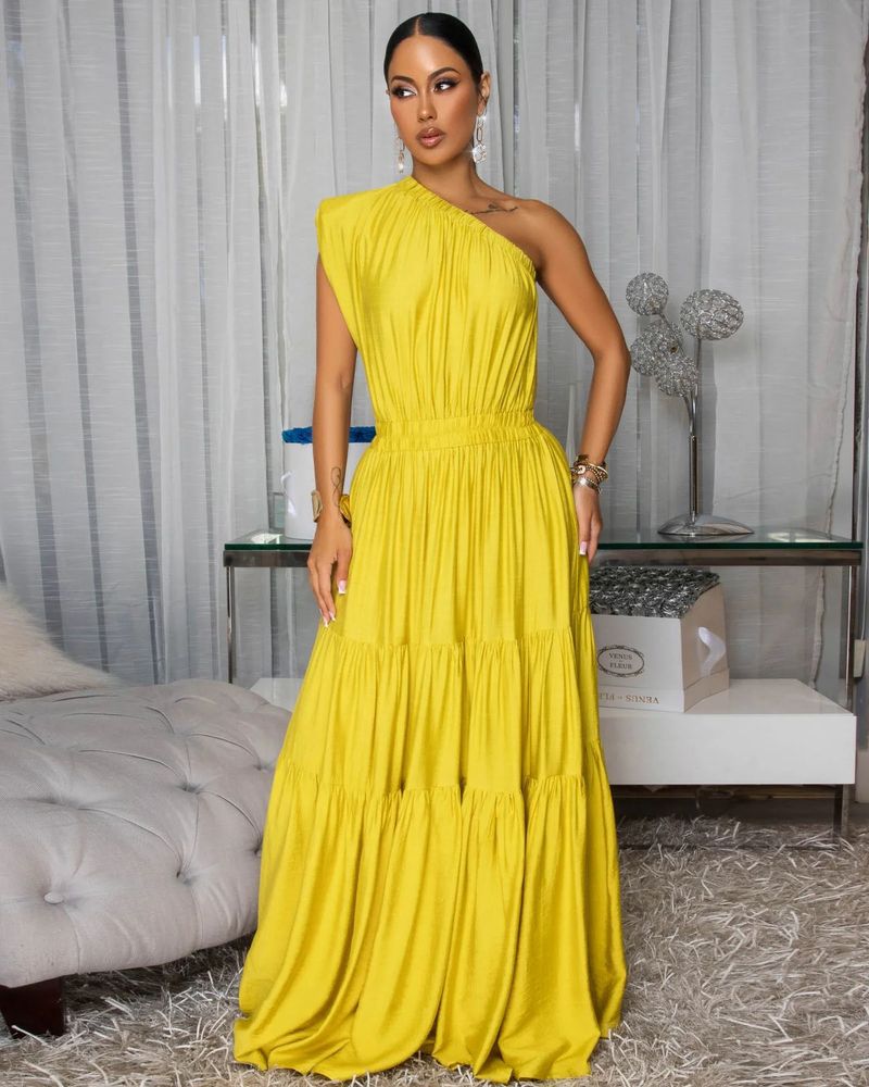 Abito elegante e comodo da donna con cuciture sulle spalle in tinta unita, nuovo stile per le vacanze al mare._voghion.com