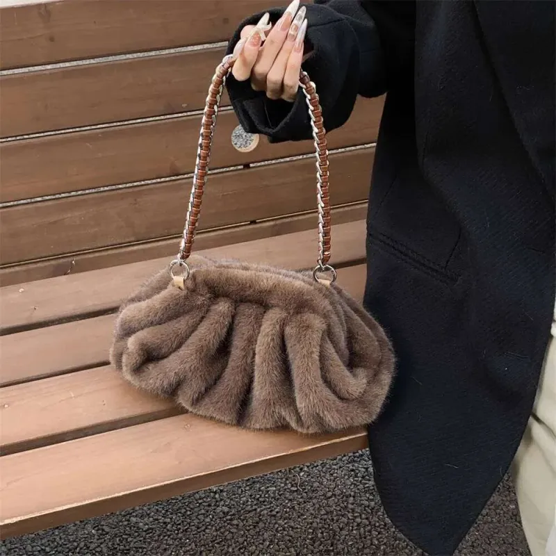 Borsa a tracolla in pelliccia plissettata: borsa da donna in stile designer, calda borsa hobo in peluche per l'inverno_voghion.com