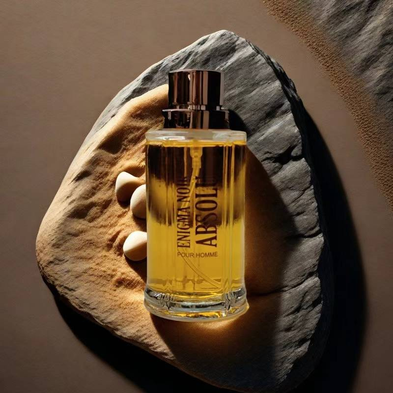 100 ml würzig-orientalisches, würzig-aromatisches Herrenparfum, sanfter, holziger Duft interpretiert den selbstbewussten und kühnen männlichen Charme_voghion.com