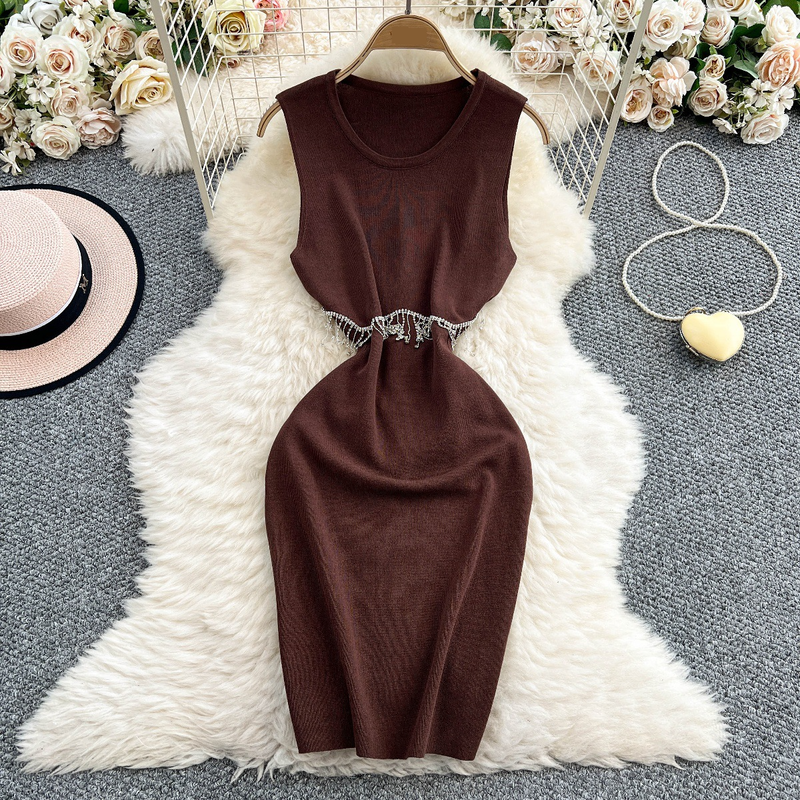Abito da donna in maglia senza maniche con scollo rotondo, design aderente, con nappa, vita sottile e gonna di media lunghezza._voghion.com