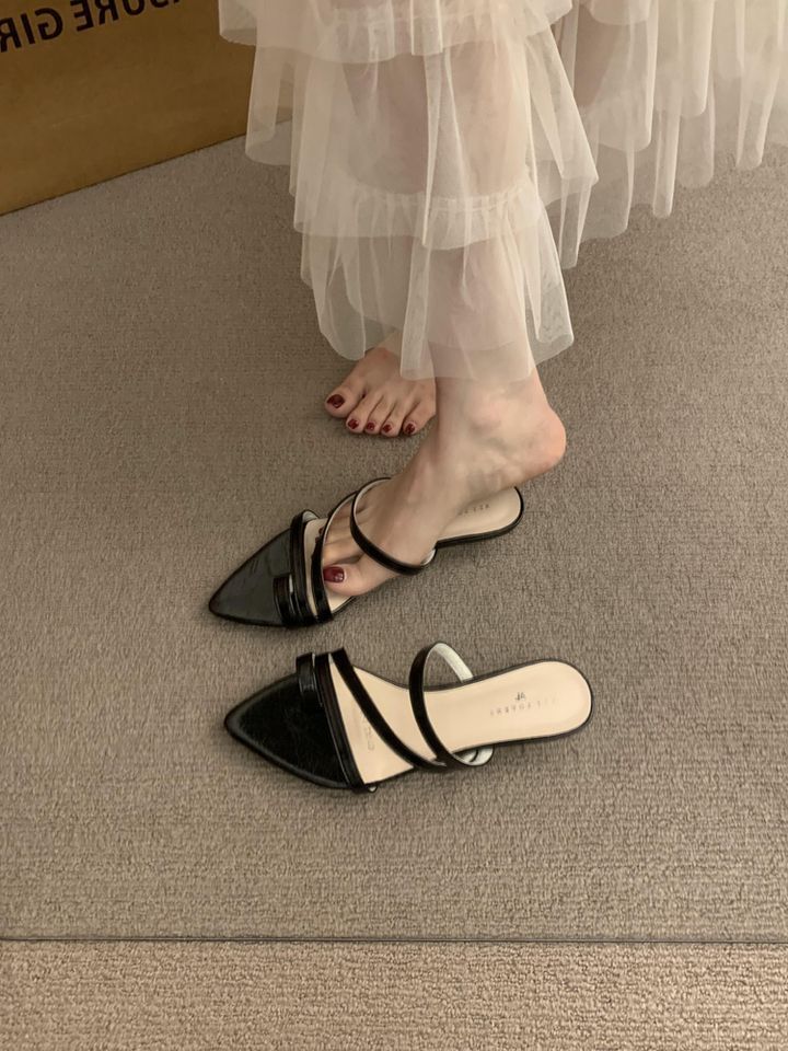 Small Niche Black Women's Summer Wear, 2025 New Slim Strap Wedge Heel Pointed French Style Sandals For Women_voghion.com