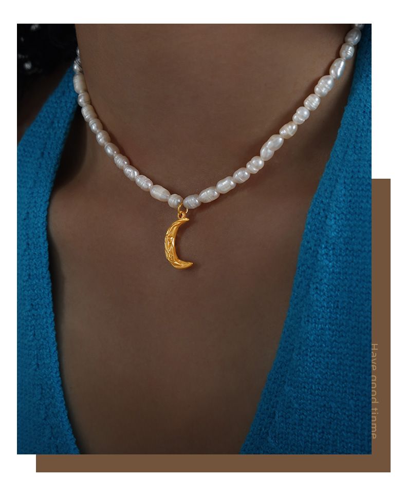 Französische Nischenpersönlichkeit Ins Cool Style Plissee Textur Mond Anhänger Schlüsselbeinkette Titanstahl Süßwasserperle_voghion.com