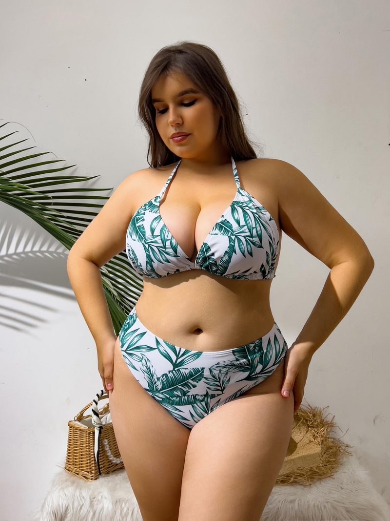 Suurikokoinen pitkähihainen verkkohuppari yhdistettynä seksikkääseen kolmiosaiseen bikinisettiin_voghion.com