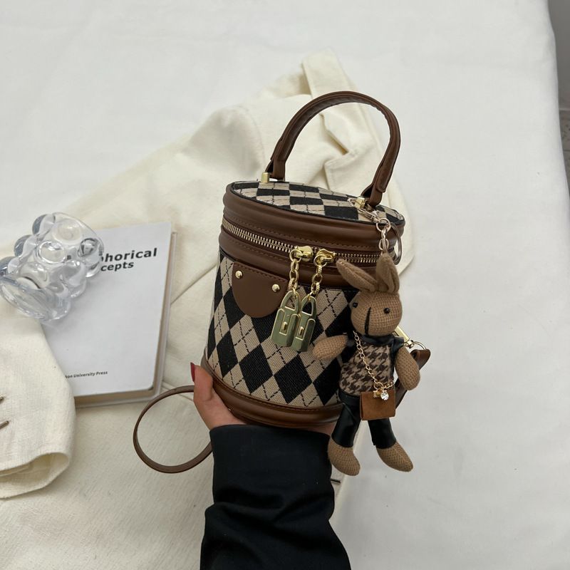 Piccola borsa a tracolla trapuntata testurizzata da donna, nuova moda primavera 2025, borsa a secchiello_voghion.com