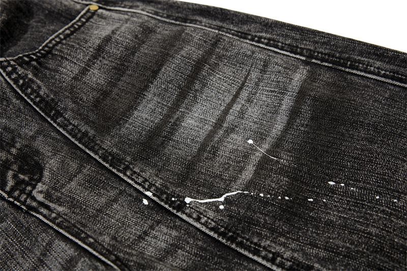 Jeans streetwear effetto used: denim patchwork oversize con orlo grezzo e dettagli ricamati per un tocco urbano_voghion.com