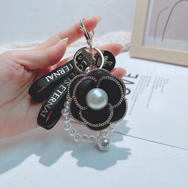 Portachiavi per auto da donna, ciondolo per borsa personalizzato alla moda con cordoncino di perle in versione coreana, modello Camellia_voghion.com