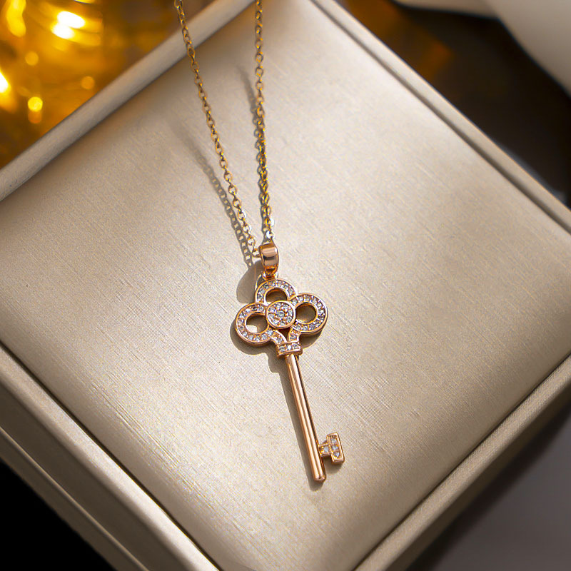 Collar de acero de titanio con llave de trébol de sentido avanzado de diseñador, collar de oro galvanizado para mujer_voghion.com