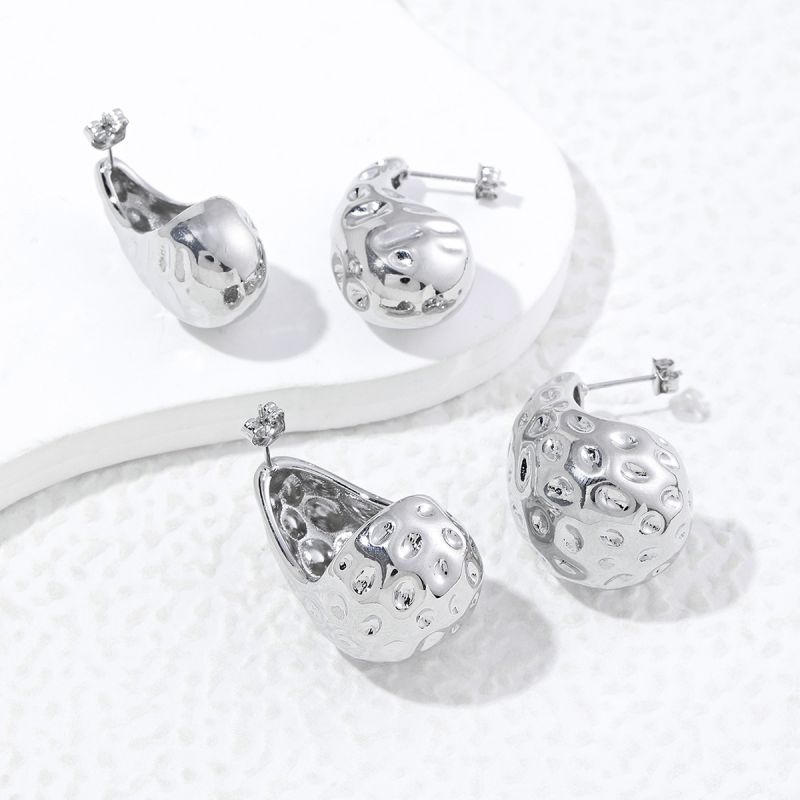 Fashionable and versatile single piece metal water drop earrings design, personalized and shiny, appearing on the mirror, and a niche ear accessory_voghion.com