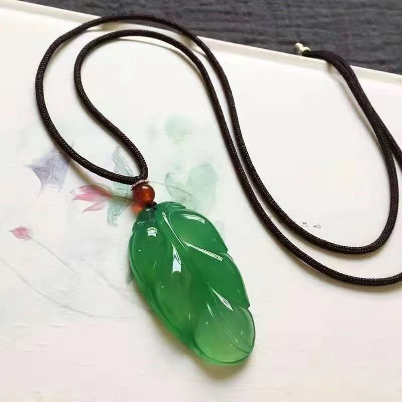 Ice-grade Jasperite Jade-green Leaf Pendant, Green Jasperite Pendant, Jade Necklace, Golden Plumage And Jade Leaves._voghion.com
