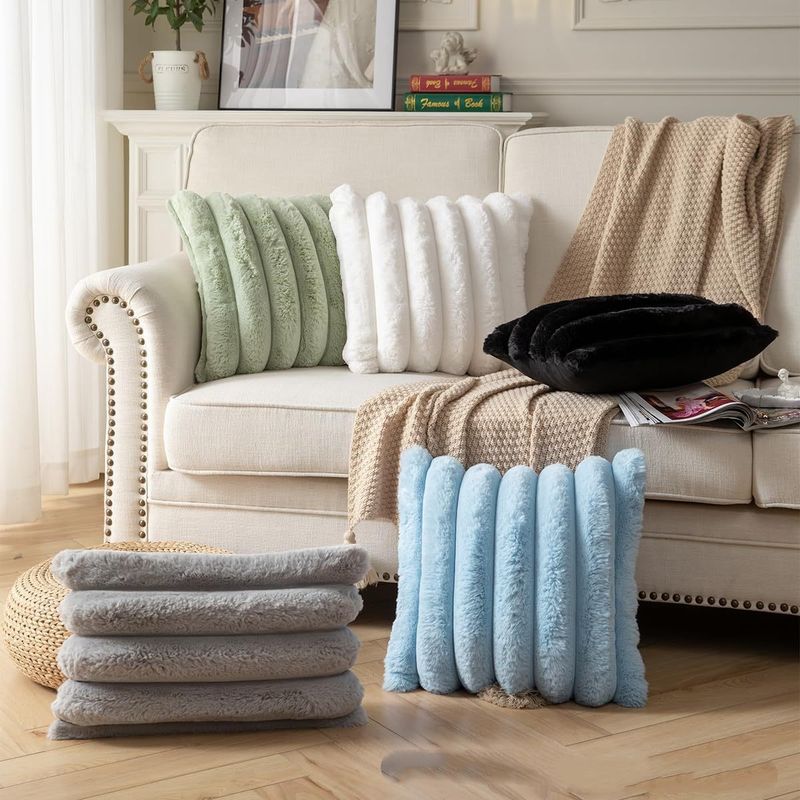 La federa è un semplice cuscino quadrato per la decorazione del divano di casa_voghion.com