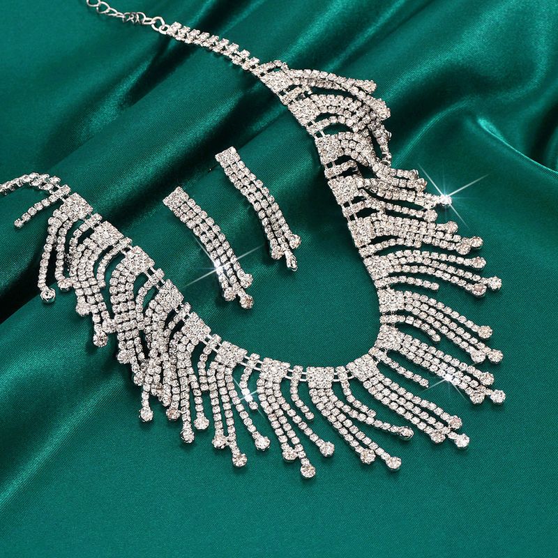 Damenschmuckset Diamantquastenhalskette und Ohrringe Leichtes Luxustemperament Hochwertige Schlüsselbeinhalskette Übertriebene Halskette Zweiteiliges Set_voghion.com