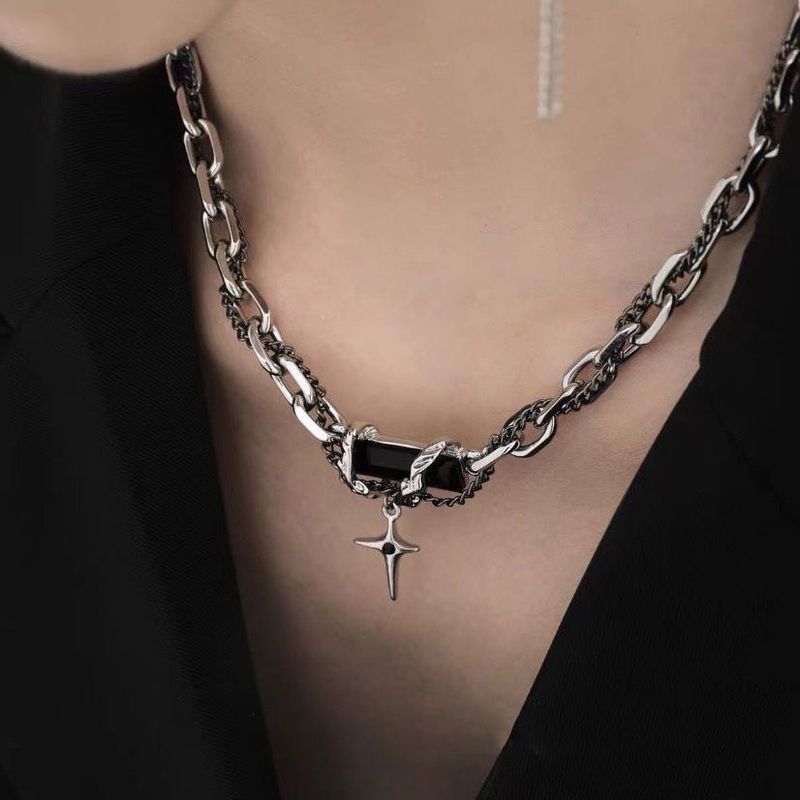 Collana da donna con orso dolce e violento, design di nicchia, catena per felpa con croce avvolta, accessori autunno inverno per_voghion.com