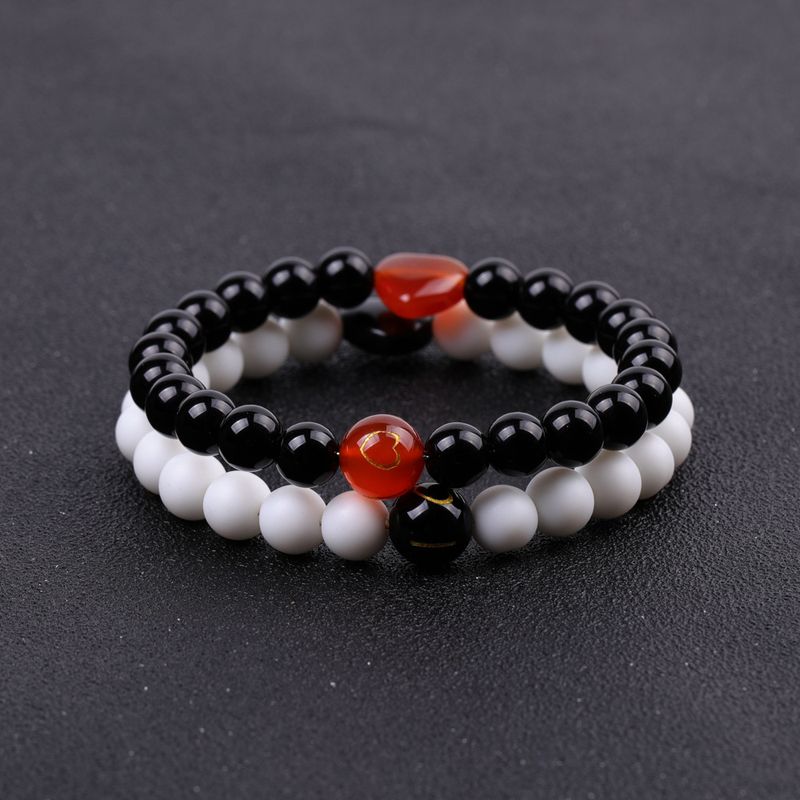 Liebesarmband für Paare – Schwarz/Roter Achat und mattierte weiße Jade (10 mm heißgeprägt, 8 mm Perlenbesatz)_voghion.com