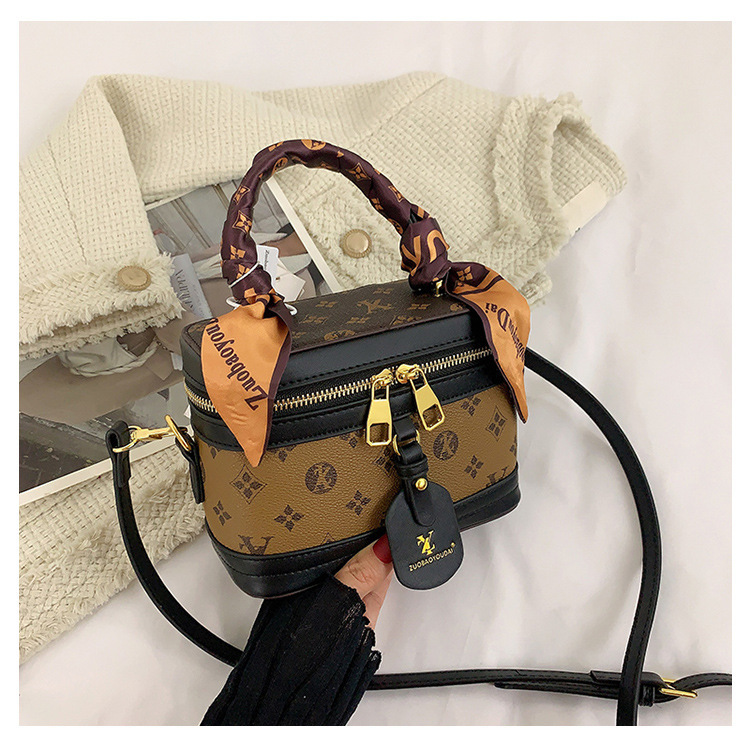High-end female 2023 new fashion presbyopic box all-match portable shoulder Messenger cosmetic bag trend_voghion.com