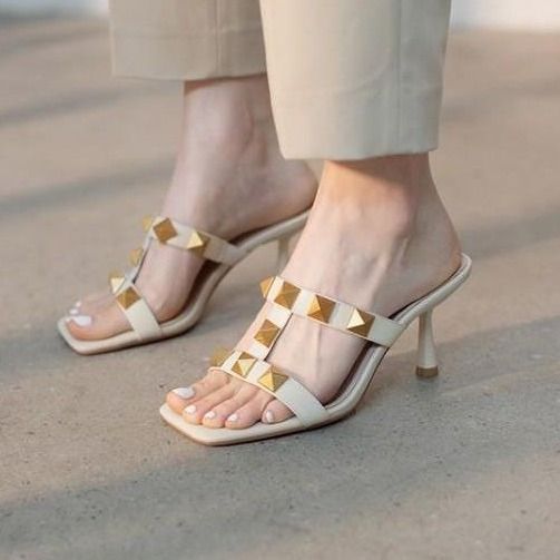 Scarpe estive 2025 in stile romano con punta scoperta, testa quadrata, rivetti, tacchi alti a forma di I scavati, fantastiche_voghion.com