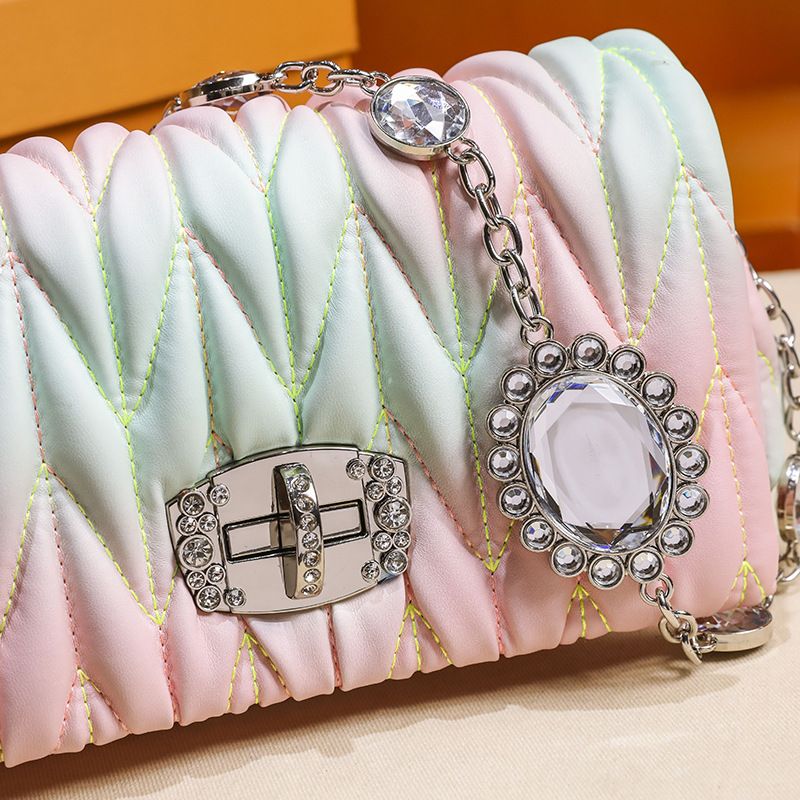 Dames regenboogkleurige gewatteerde geborduurde leren handtas met strass-ketting, kleine glinsterende schoudertas onder de arm_voghion.com