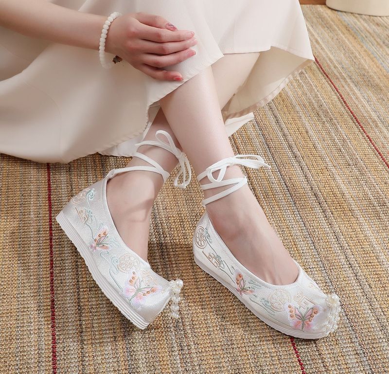 Damenschuhe Frühling und Sommer im neuen Stil antike Hanfu-Schuhe erhöhte Schuhe bestickte Damenschuhe Perlenkostüm-Schuhe_voghion.com