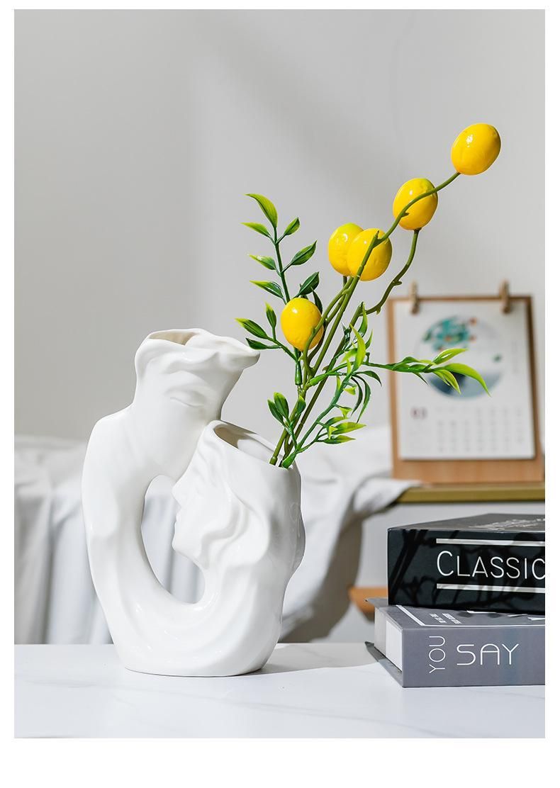 Biały ceramiczny wazon-figurka – minimalistyczny, nowoczesny wystrój domu, ręcznie wykonany rzeźbiarski wazon na kwiaty, elegancki element centralny salonu_voghion.com