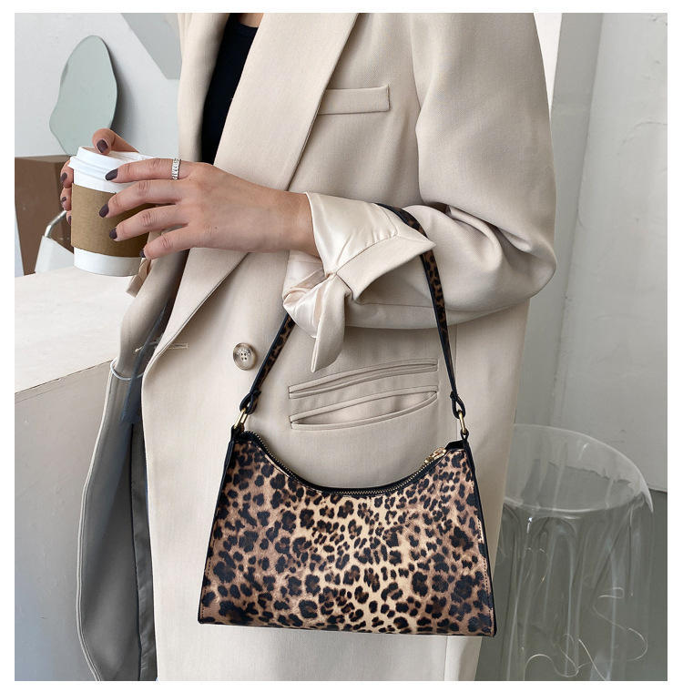 French niche design bag 2024 popular new trendy and trendy portable women's bag fashion leopard print single shoulder underarm bag_voghion.com