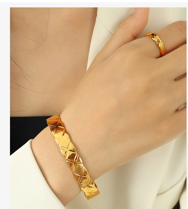 Inel cu model de diamant încrustat cu diamante, inele de cuplu din oțel titan auriu_voghion.com
