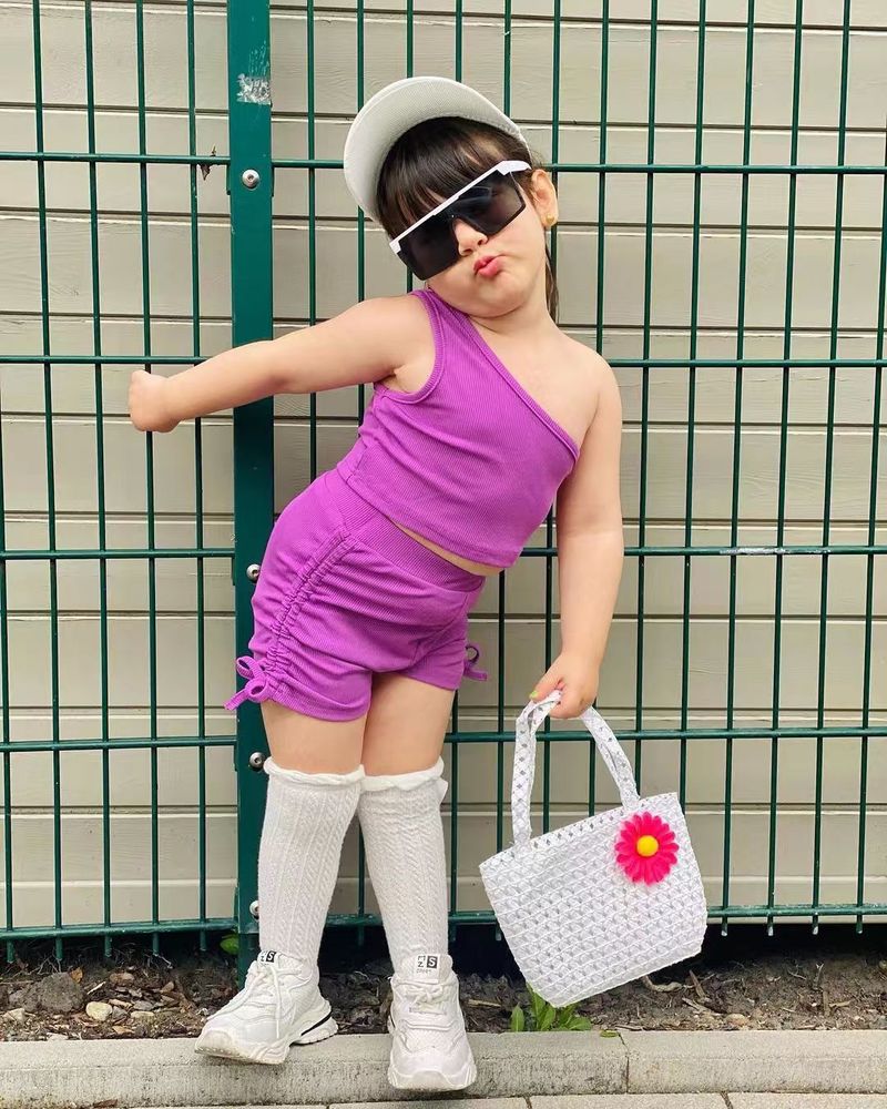 M8030 Nuovo set di due pezzi per ragazze con top monospalla e pantaloncini tinta unita estivi_voghion.com