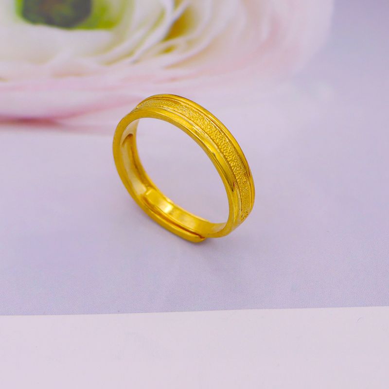 Sandgoldener Ring für Paare in Hochzeitsfarbe, mit glatter, plattierter Oberfläche, die lange nicht verblasst._voghion.com