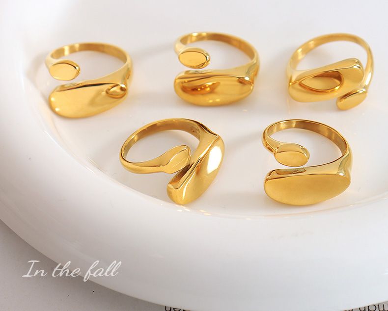 Minimalistischer Ring im INS-Stil mit unregelmäßigem, flachem, offenem Titanstahl und Goldschwanz-Gussverfahren A156_voghion.com