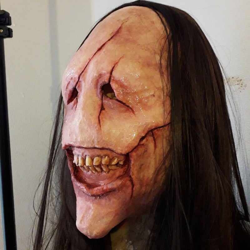 Mască demonică de groază de Halloween cu păr lung, mască demonică cu față roșie, mască demonică cu dinți din latex cu păr lung_voghion.com