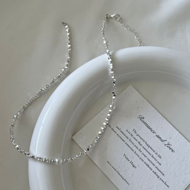 Collana di perle finte in argento francese design di nicchia femminile 2024 nuovo stile stile caldo collana di lusso leggera catena clavicola accessori_voghion.com