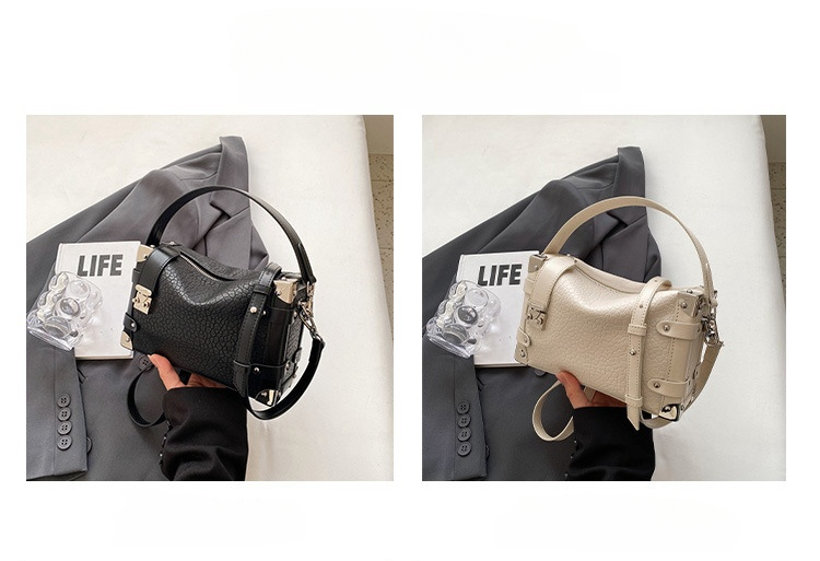 Designer Damen Klassische Retro Mode Tasche Ecke Personalisierte Litschi Muster Retro Mode Handheld Niet Damen Tasche Internet Rot_voghion.com