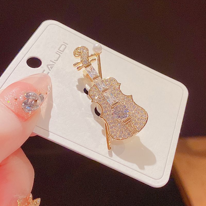 Koreanisches Temperament, einfache Mode, Mini-Violine-Brosche, leichte, luxuriöse, vielseitige Musiknoten-Anstecknadel, Damen-Design-Sinn-Accessoires_voghion.com