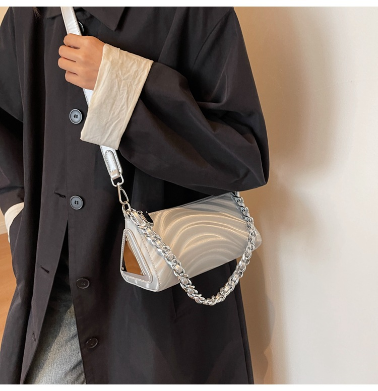 Borsa triangolare Borsa a tracolla da donna di fascia alta di nuova moda 2023 Borsa a catena dalla personalità versatile dal design di nicchia_voghion.com
