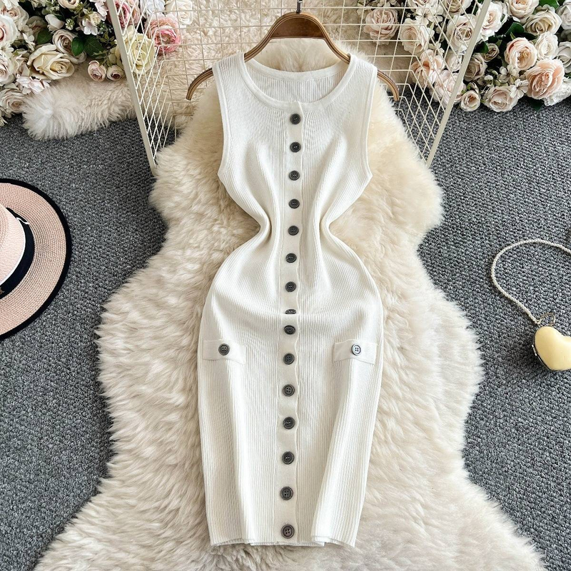 Abito da donna in maglia retrò, senza maniche, con scollo rotondo, vestibilità attillata, monopetto, gonna aderente con cintura sui fianchi, lunghezza media_voghion.com