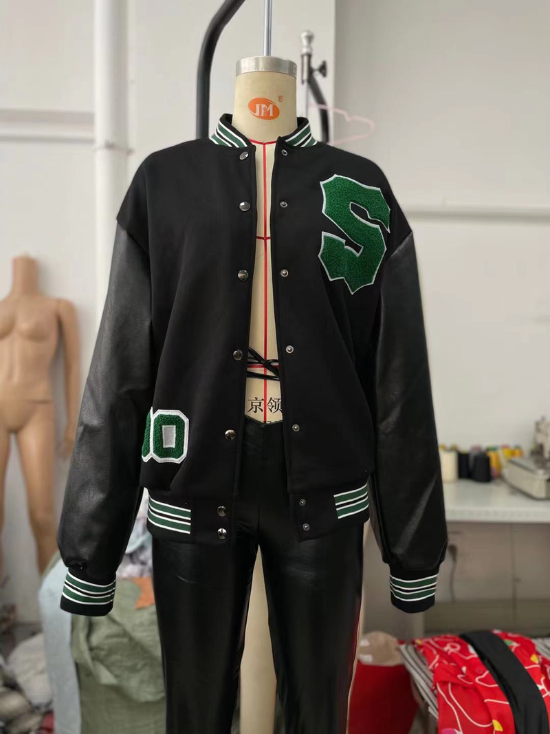 Chaqueta de béisbol engrosada de lana con letras para mujer_voghion.com