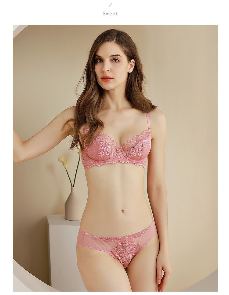 Completo intimo da donna con reggiseno piccolo e seno grande_voghion.com