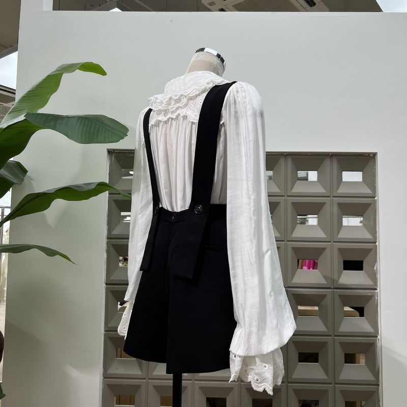 Damenbekleidung Beliebtes Slim-Set aus bestickter Spitzenbluse mit Trägerhose im Frühherbststil, bestickte Spitzenbluse + Hosenträger-Shorts_voghion.com