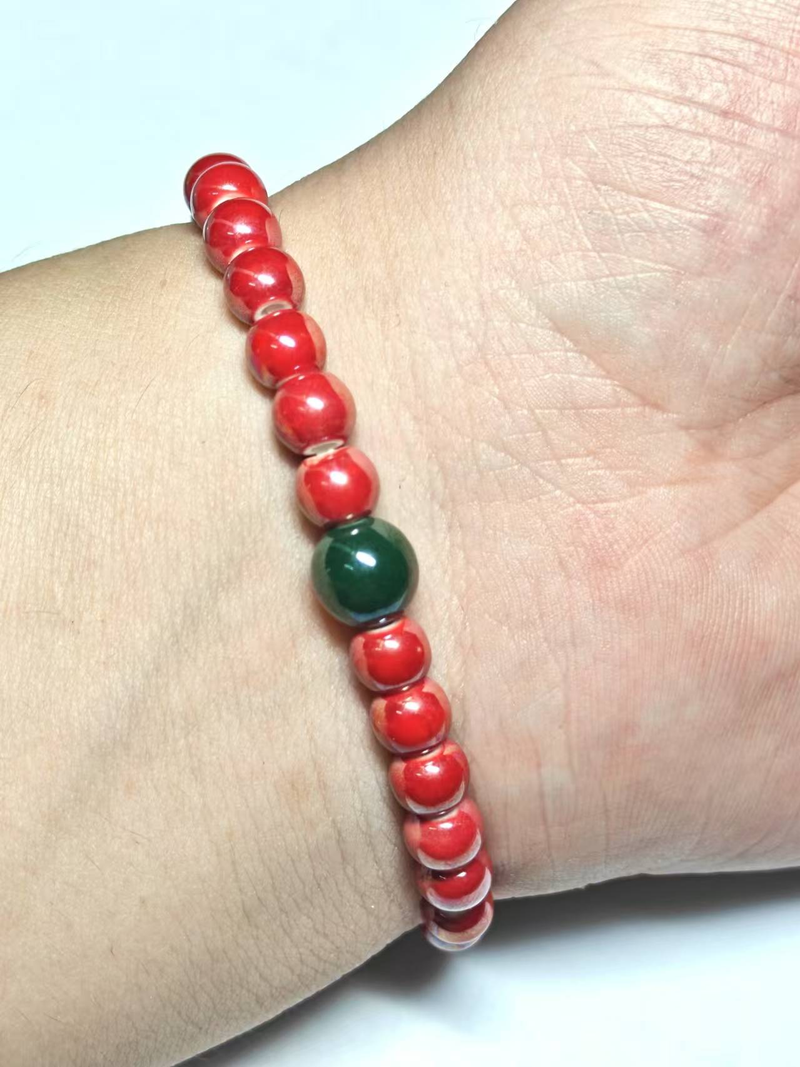 Handgefertigtes Keramikarmband aus Jingdezhen: Kunsthandwerklich gefertigt mit leuchtend orangefarbenen Perlen, floralen und blau-weißen Akzenten für den täglichen Stil, der lebendiges Flair verleiht_voghion.com