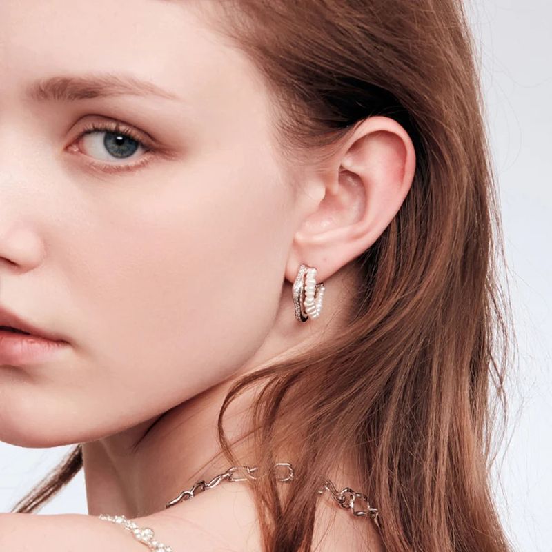 Damenschmuck – Elegante Creolen mit Barockperlen und Doppel-C in Silberton, minimalistisches, schickes Design mit natürlichen Saatperlen und Doppel-C-Creolen_voghion.com